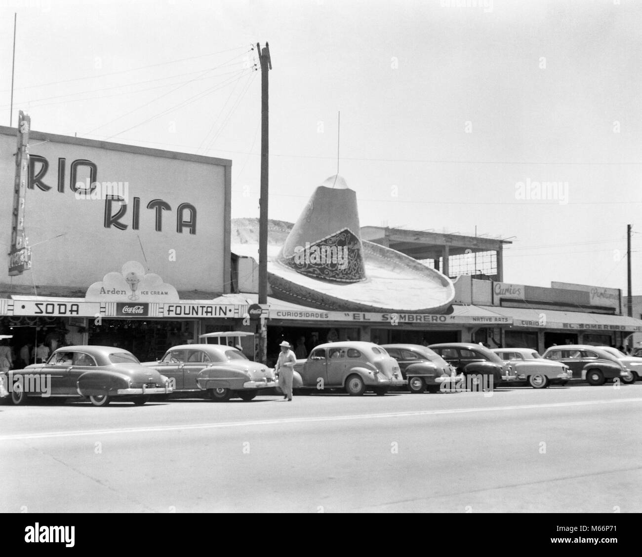 Années 1950, le célèbre restaurant El Sombrero géant avec Mexican Hat, AU-DESSUS DU BÂTIMENT TIAJUANA MEXIQUE - q52275 CPC001 HARS TIJUANA Banque D'Images
