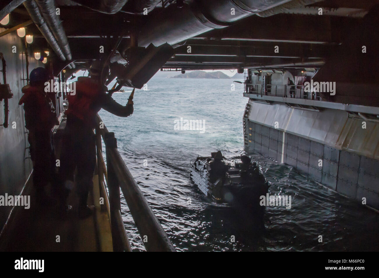 180227-N-DC385-353 GOLFE DE THAÏLANDE (fév. 27, 2018) Un véhicule d'assaut amphibie (AAV), affecté à la 3e bataillon amphibie assaut, 3d Marine Division (MARDIV), entre le pont du coffre du navire d'assaut amphibie USS Bonhomme Richard (DG 6). Bonhomme Richard fonctionne dans la région indo-pacifique dans le cadre d'une patrouille régulière et offre une capacité d'intervention rapide en cas de catastrophe naturelle ou d'urgence régionaux. (U.S. Photo par marine Spécialiste de la communication de masse Cosmo 3e classe Walrath/libérés) Banque D'Images