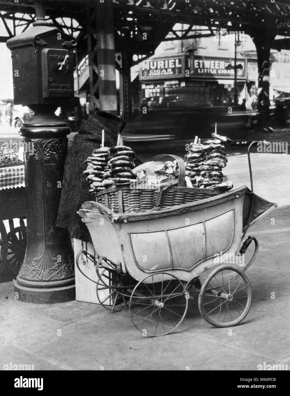 La dépression des années 1930 SCÈNE DE VENDEUR de bretzels panier fabriqué à partir d'un chariot de bébé à côté d'ALARME INCENDIE NEW YORK CITY USA - q73266 CPC001 ROUES PAUVRES HARS AMERICANA NOSTALGIE DOWNTOWN HISTORIC TRANSPORT OCCUPATION CATASTROPHE Les fumeurs de tabac VENDEUR VENTE SERVICE CLIENT ARCHIVES SNACK FOOD SMOKEY SYMBOLISME PERSONNE N'INNOVATION EMPLOI FUMEUR PETITE ENTREPRISE vie toujours élevée économique métropolitaine ENTREPRENEUR PUBLICITÉ BRETZEL POUSSETTES MERCHANDISING PUSHCART MARCHANDISES DÉSESPOIR SYMBOLIQUE PASSAGE INFÉRIEUR DE RÉCESSION B&W MAUVAISE PÉRIODE NOIR ET BLANC VOITURES BUGGIES ÉCONOMIE DÉSESPÉRÉE GRANDE DÉPRESSION D'ALARME INCENDIE Banque D'Images