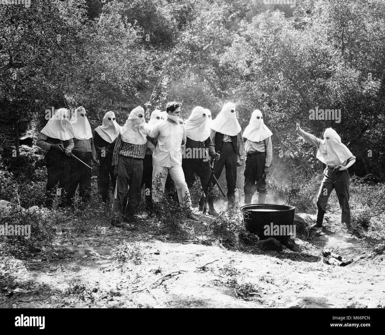 Années 1910 Années 1920 KU KLUX KLAN POSSE AVEC PRISONNIER SUR LE POINT D'ÊTRE DJEBEL SILENT MOVIE TOUJOURS LA NAISSANCE D'UNE NATION - q73899 CPC001 HARS ET L'excitation de la stratégie de l'autorité politique LA TERREUR PRISONNIER À CAPUCHON SILENCIEUX 1910 ACTEURS GRAND GROUPE DE PERSONNES MOTION PICTURE ANONYME PUBLICITÉ POSSE À PLUMES ENCORE LA CULPABILITÉ COUPABLE masqué les mâles adultes mi-homme mi-ADULTES FILM MOB punir encore de goudron ET LE KLAN TERRORISTES CUIR POUR HOMME JEUNES ADULTES 1915 B&W NAISSANCE D'UN PAYS NOIR ET BLANC DE L'ORIGINE ETHNIQUE CAUCASIENNE INNOCENTS HAINE KU KLUX KLAN OLD FASHIONED PERSONNES APRÈS LA GUERRE DE LA RECONSTRUCTION DE GOUDRON Banque D'Images