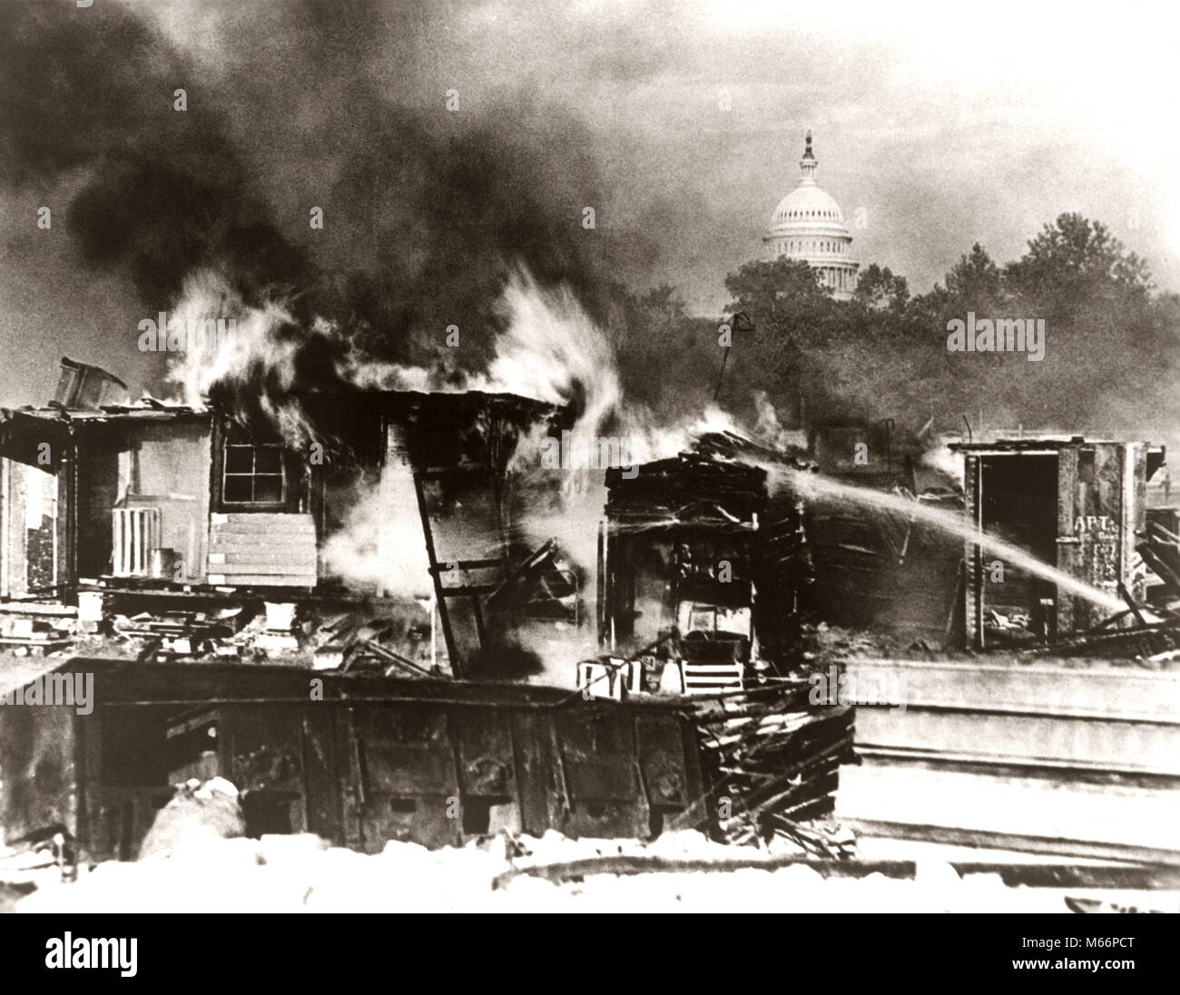 1930 1932 DESTRUCTION DE L'ARMÉE PAR LE FEU DES BARAQUES DE BONUS PAR UNITED STATES ARMY WASHINGTON DC USA - q20738 CPC001 AMÉRIQUE DU NORD DE L'OCCUPATION DE LA STATION DE RECHERCHE DE CATASTROPHES SOUFFRANCE CAPITOL FORCE VICTOIRE DES ANCIENS COMBATTANTS DE LA DESTRUCTION DE LA STRATÉGIE EXTÉRIEURE DE L'OCCASION PERSONNE VICTIME SOUFFRENT DE LA POLITIQUE DE L'AUTORITÉ DOME PROBLÈME MÉDICAL LA FORCE ARMÉE WASHINGTON DC 1932 ANACOSTIA APPARTEMENTS ÉTAT-MAJOR DE L'ARMÉE B&W NOIR ET BLANC Bonus Bonus Bonus BONUS de force expéditionnaire de l'ARMÉE DE MARS CAPITALE détruisant le général Douglas Macarthur Herbert Hoover LA MALADIE MENTALE des cabanes à l'ANCIENNE LA PREMIÈRE GUERRE MONDIALE Banque D'Images