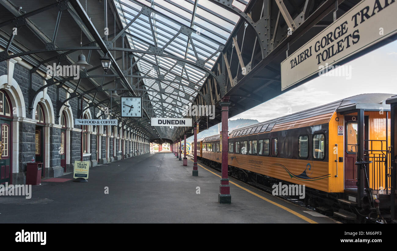 La plate-forme à la gare de Dunedin avec Taieri Gorge Train, île du Sud, Nouvelle-Zélande Banque D'Images