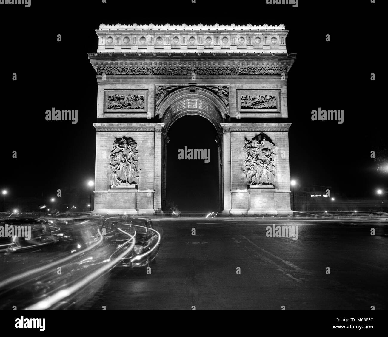 1960 ARC DE TRIOMPHE DE L'ÉTOILE DANS LA NUIT PARIS FRANCE - r18880 PEUT001 HARS, PREMIÈRE GUERRE MONDIALE Banque D'Images