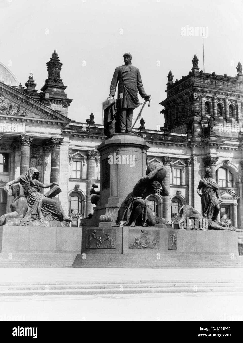 1930 1935 STATUE DE BISMARCK AU REICHSTAG BERLIN ALLEMAGNE - r2611 HAR001 REICHSTAG HARS Banque D'Images