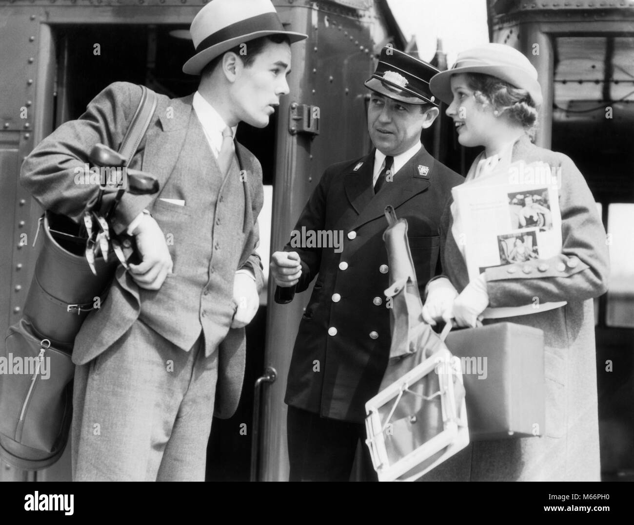 1930 COUPLE EN TRAIN L'HOMME INQUIET AVEC CLUBS DE GOLF FEMME AVEC raquette de tennis d'ORCHESTRE DEMANDE DE BILLET ÉGARÉ - r6066 HAR001 TICKET HARS conjoint marié ÉPOUX MESDAMES DEMI-LONGUEUR RISQUE DEMANDANT DES COUPLES D'ÂGE MOYEN NOSTALGIE TRANSPORT UNITÉ HOMME D'ÂGE MOYEN 20-25 ans 25-30 ans 40-45 ans 45-50 ans costume et cravate femme l'EXCITATION DE LA DÉCOUVERTE DES CLUBS DE GOLF RECHERCHE EMBARRASSÉ MI-hommes mi-homme adulte adultes égarés se précipita de TRAIN YOUNG ADULT MAN WOMAN B&W NOIR ET BLANC DE L'ORIGINE ETHNIQUE CAUCASIENNE BILLET PERDU PROFESSIONS OLD FASHIONED PERSONNES raquette de tennis Banque D'Images