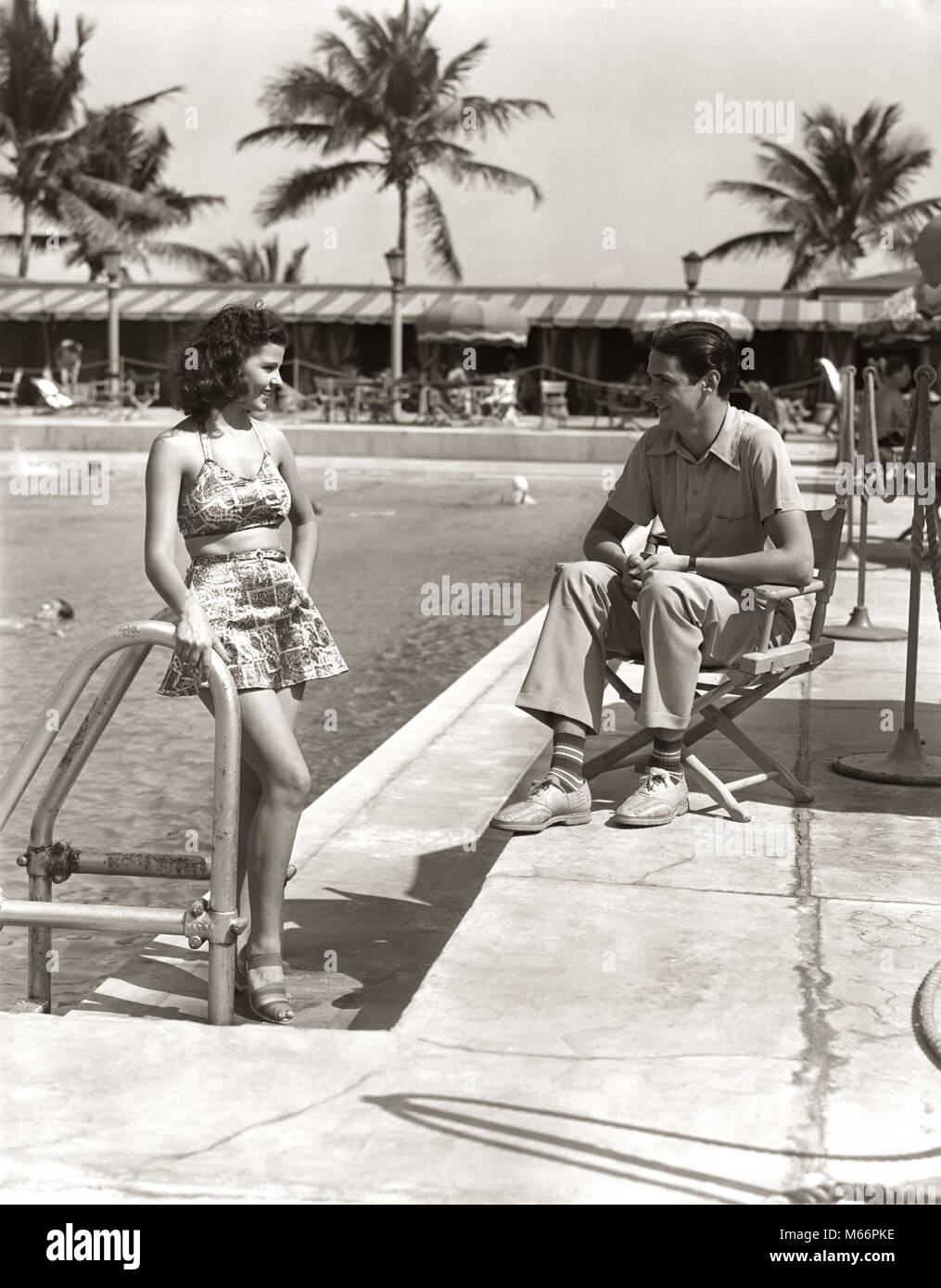 1930 COUPLE TROPICAL HOTEL COTE PISCINE FEMME MAILLOT DE BAIN HOMME ASSIS ADMINISTRATION PRESIDENCE LES TENUES DE MIAMI BEACH FL USA s1619 HAR001 BAIN TROPICAL HARS SEXY JEUNES ADULTES DEUX PERSONNES