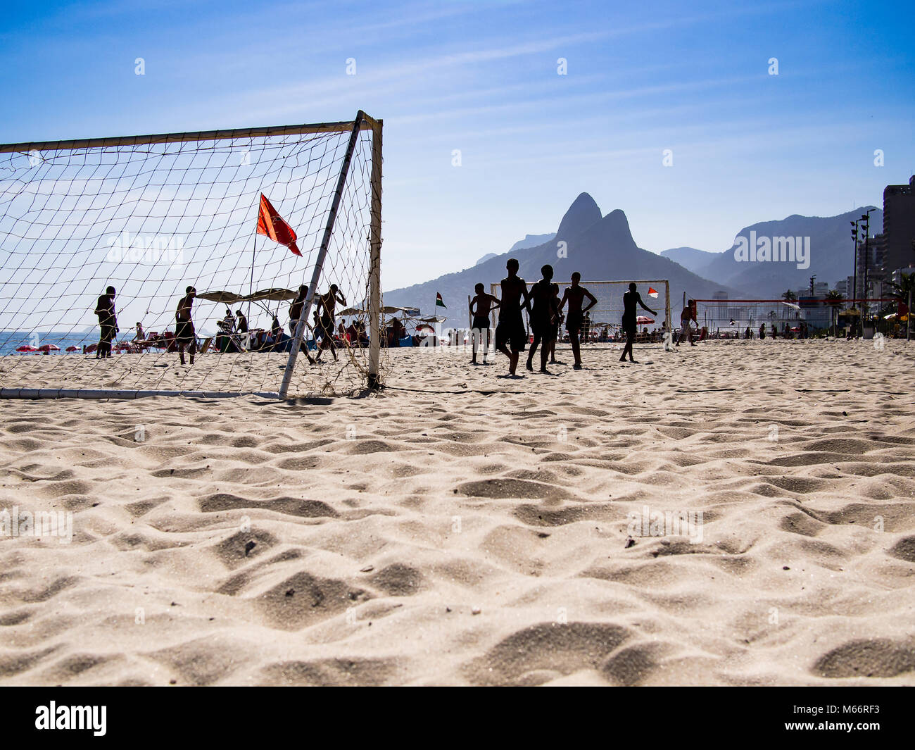 Les garçons jouent au soccer sur une journée ensoleillée à la plage d'Ipanema, Rio de Janeiro Banque D'Images