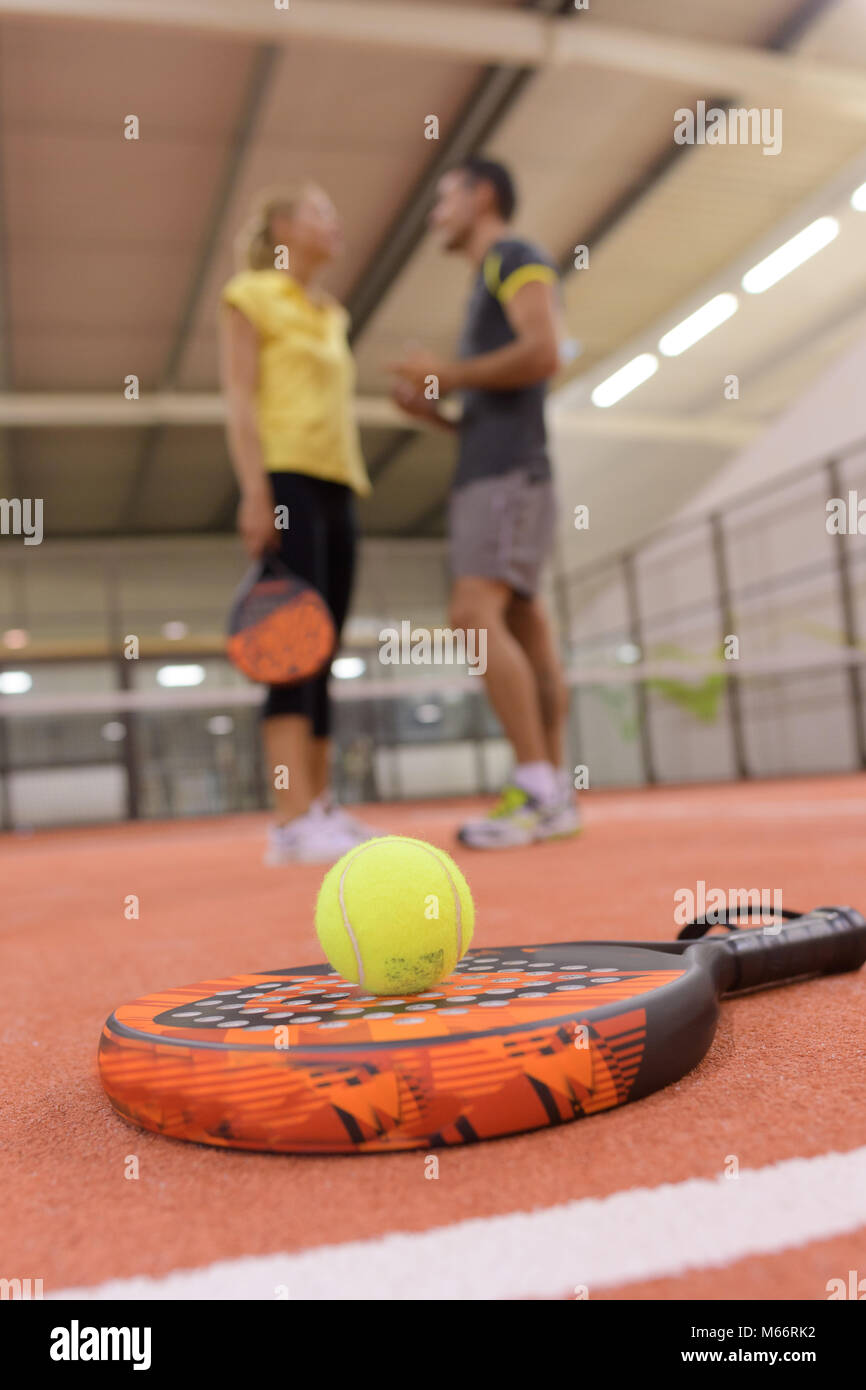 Raquette de tennis et la balle en premier plan ou deux en arrière-plan Banque D'Images