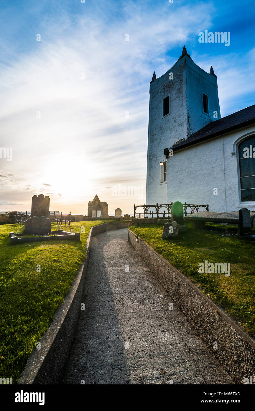 Petite église avec son cimetière, Ballycastle, Irlande du Nord, Royaume-Uni Banque D'Images
