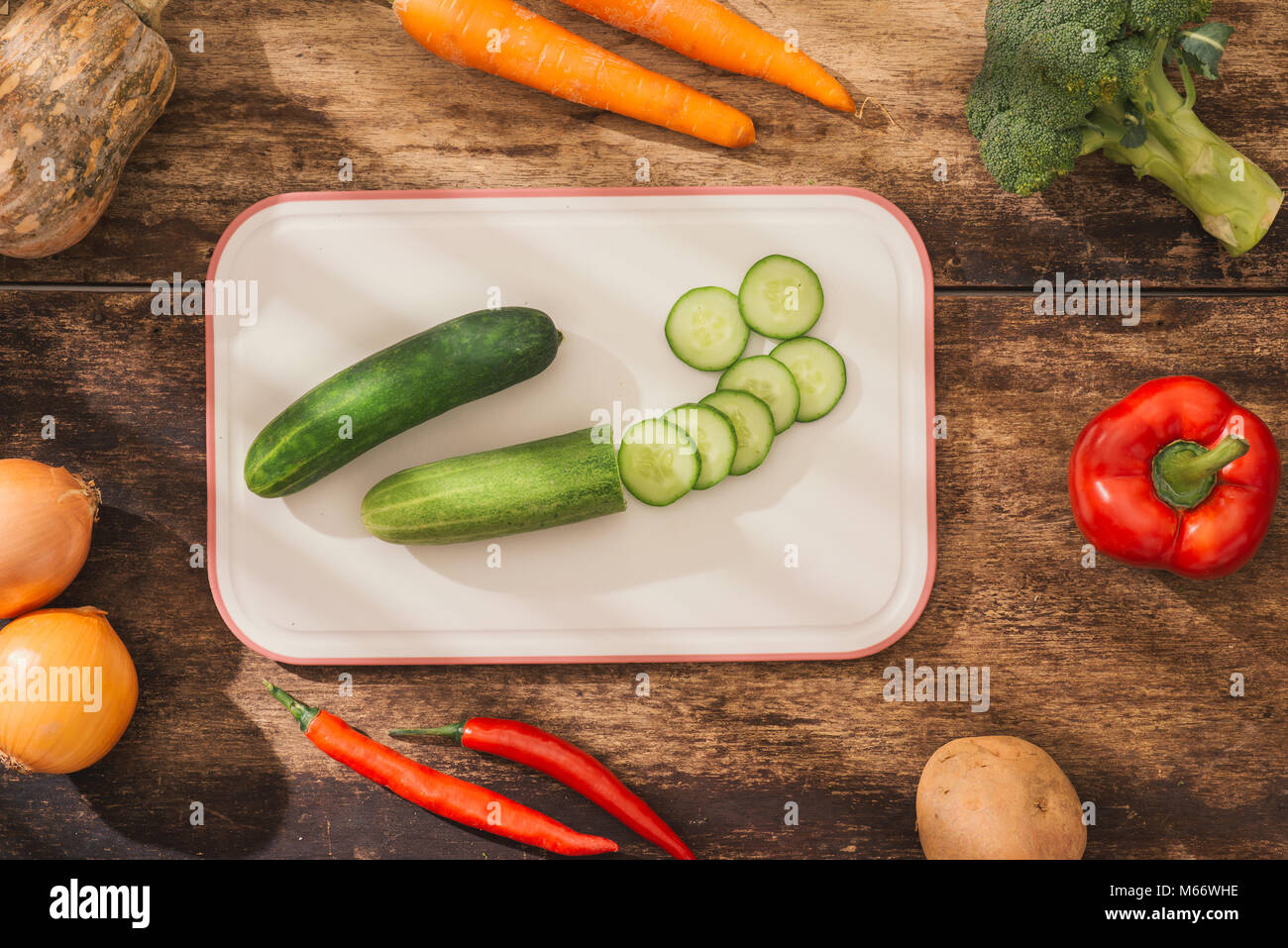 Sur une planche à découper les légumes et les ingrédients pour la cuisine végétarienne savoureuse. Vue d'en haut. Banque D'Images