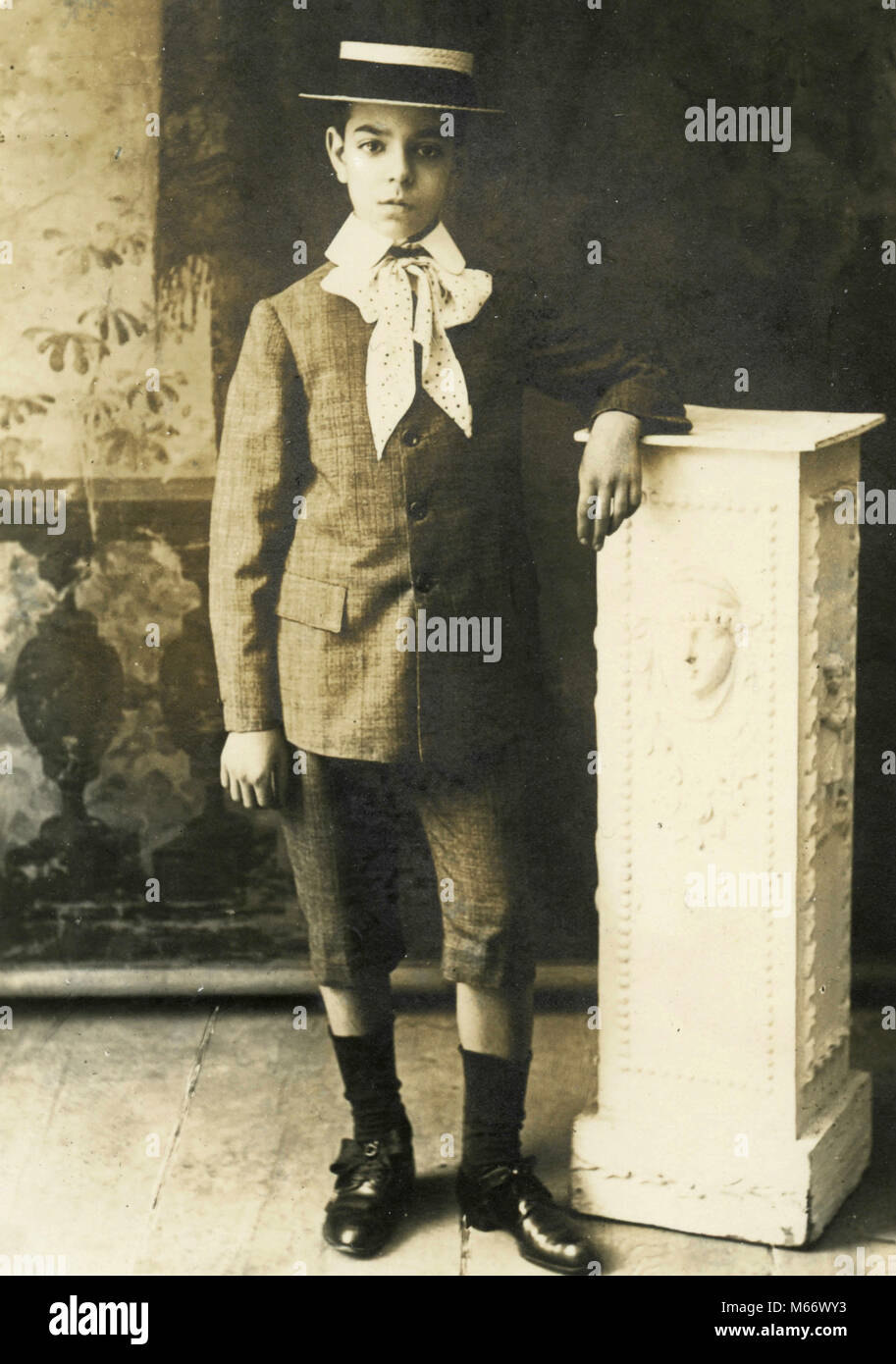 Portrait de jeune garçon élégamment vêtue avec chapeau de paille, Italie 1920 Banque D'Images