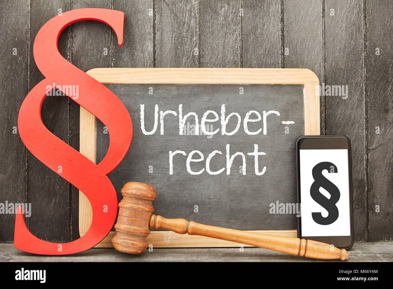 Mot allemand Urheberrecht (droit d'auteur) en tant que concept du droit des médias avec le smartphone Banque D'Images