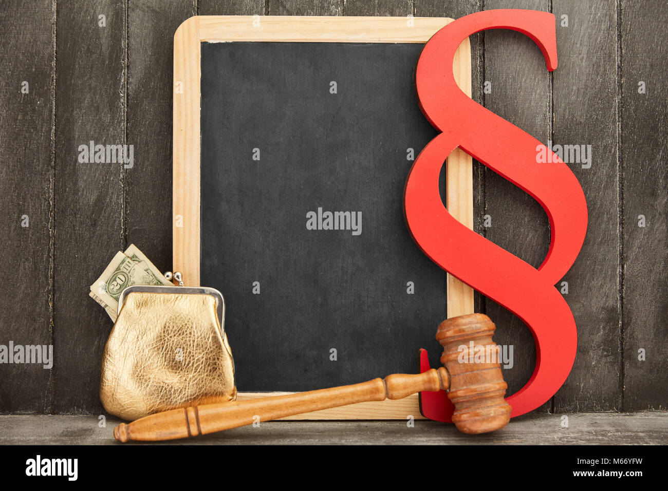 Concept de l'éducation droit des affaires avec tableau noir et argent et le paragraphe signe Banque D'Images