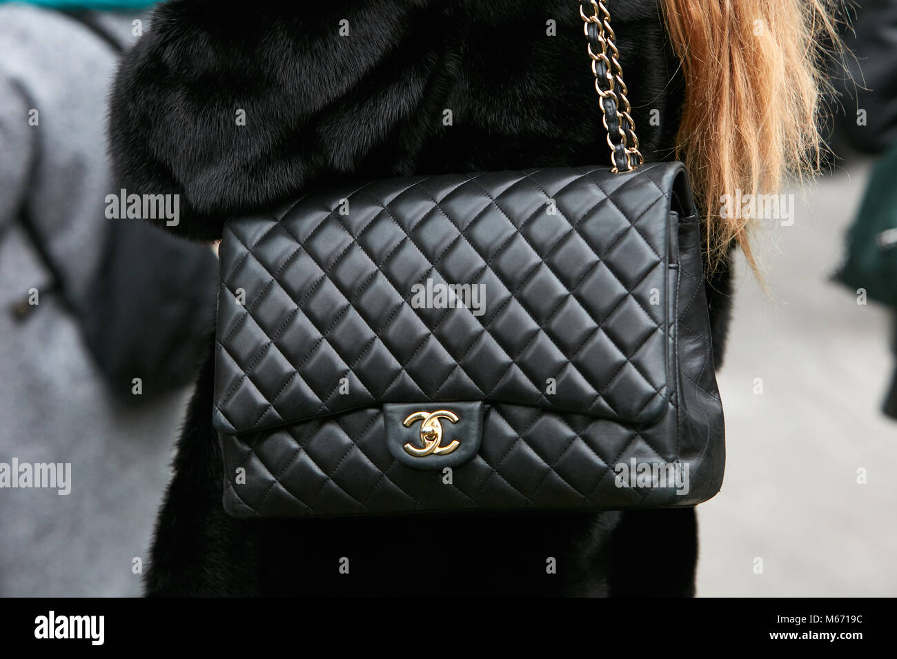 MILAN - 25 février : Femme avec sac en cuir Chanel noir avec chaîne d'or et  le logo avant d'Emporio Armani fashion show, Milan Fashion Week street styl  Photo Stock - Alamy