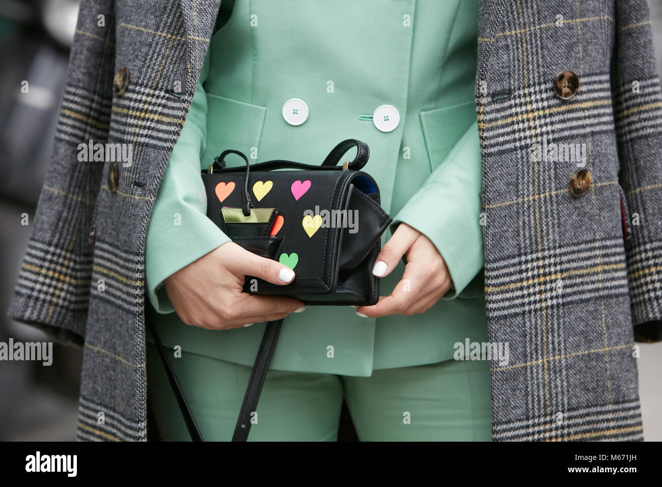 MILAN - 25 février : Femme en cuir noir avec sac Loewe avec coeur et de  couleur vert pastel veste avant que Emporio Armani fashion show, la Mode  Milan Photo Stock - Alamy