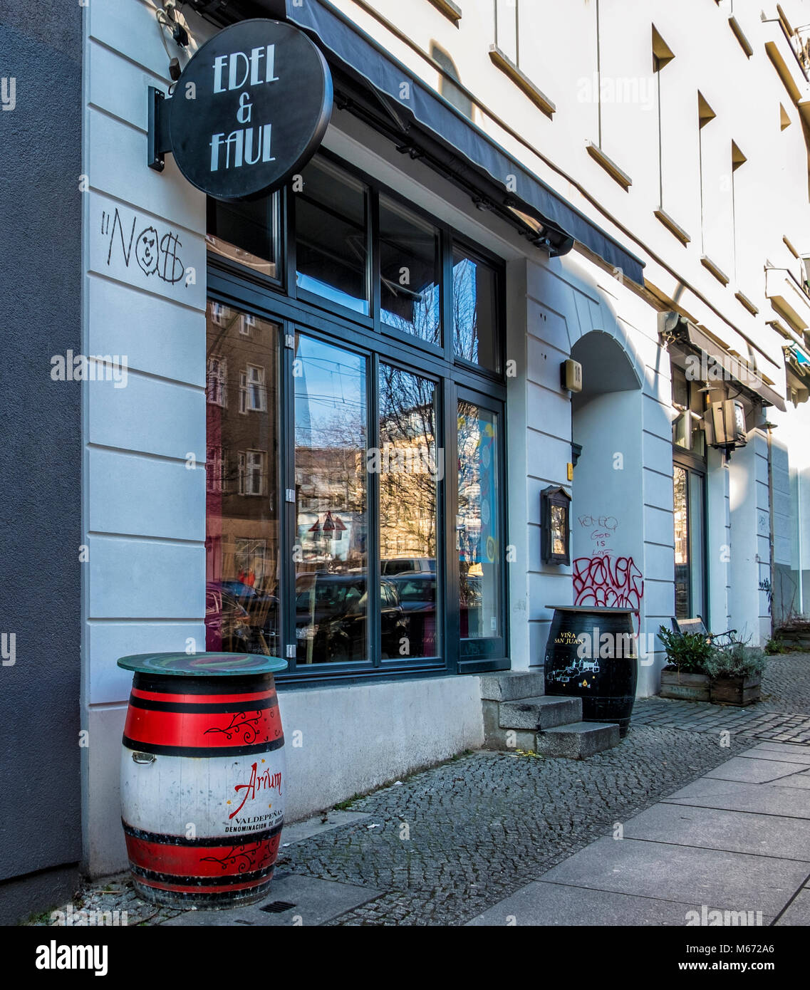 Berlin, Mitte. Edel & faul. Lieu de manifestations artistiques et dégustation de vins. Evénements lieu extérieur avec sign & tonneaux de vin Banque D'Images