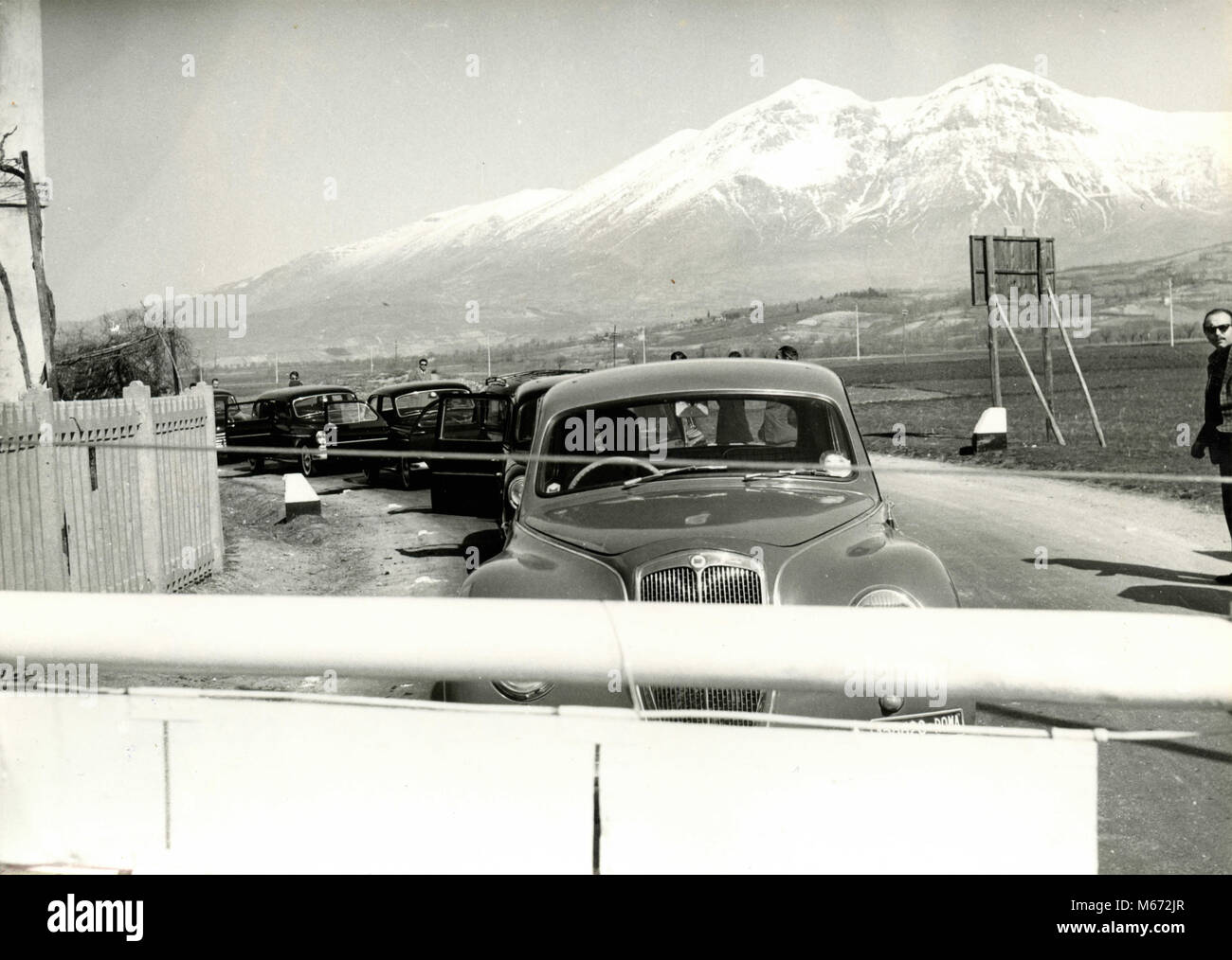 Voitures attendant le train passer, Italie 1950 Banque D'Images