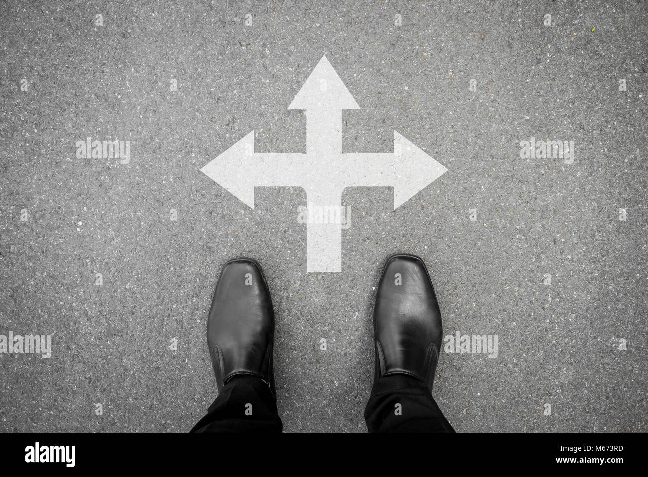 Chaussures noires debout à la croisée des chemins - trois manière d'aller ou retour Banque D'Images