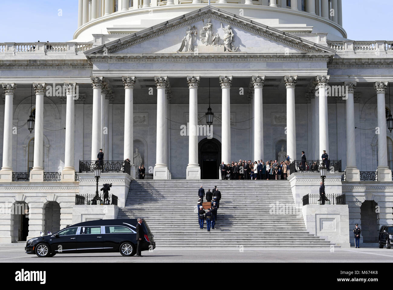 Washington, District de Columbia, Etats-Unis. 28 Février, 2018. Le cercueil du révérend Billy Graham se fait monter les marches du Capitole à Washington, le mercredi 23 février, 28, 2018, où il résidera dans l'honneur dans la rotonde. C'est un honneur rare pour un citoyen de se coucher en l'honneur de la capitale. Graham est mort mercredi dans son sommeil à son domicile de Caroline du Nord. Il était de 99. Crédit : Susan Walsh/Piscine via CNP Crédit : Susan Walsh/CNP/ZUMA/Alamy Fil Live News Banque D'Images