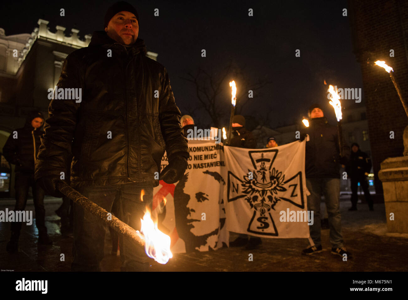 Cracovie, Pologne. 28 Février, 2018. Les membres du mouvement de l'aile droite conservatrice polonaise flambeaux vu qu'ils assistent à une marche silencieuse pour la Journée nationale du souvenir des soldats de l'anathème à Cracovie. Omarques Crédit :    3 01032018.jpg Images/SOPA/ZUMA/Alamy Fil Live News Banque D'Images