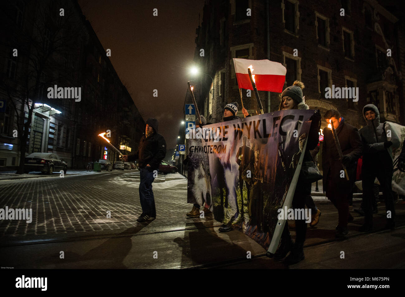 Cracovie, Pologne. 28 Février, 2018. Les membres du mouvement de l'aile droite du parti conservateur polonais vu la tenue d'un mlarge bannière comme ils participent à une marche silencieuse pour la Journée nationale du souvenir des soldats de l'anathème à Cracovie. Omarques Crédit :    14 01032018.jpg Images/SOPA/ZUMA/Alamy Fil Live News Banque D'Images