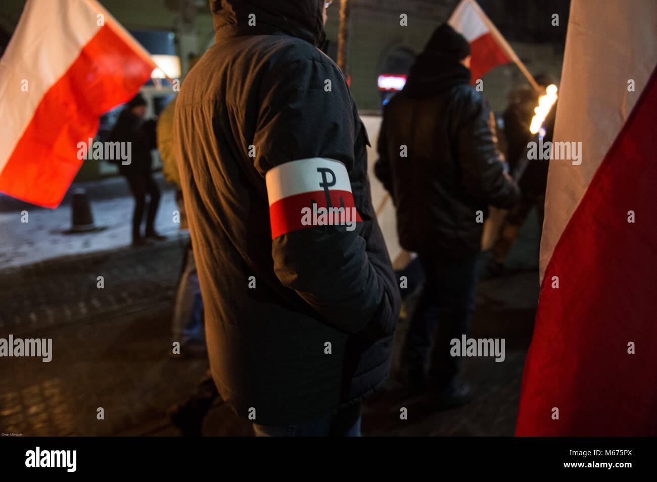 Cracovie, Pologne. 28 Février, 2018. Les membres du mouvement de l'aile droite du parti conservateur polonais vu holding Polish flags, ils participent à une marche silencieuse pour la Journée nationale du souvenir des soldats de l'anathème à Cracovie. Omarques Crédit :    10 01032018.jpg Images/SOPA/ZUMA/Alamy Fil Live News Banque D'Images