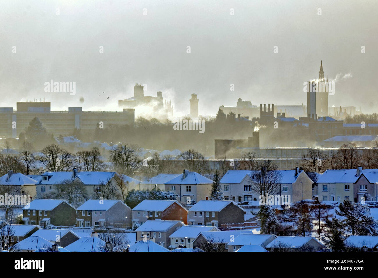 Glasgow, Écosse, Royaume-Uni 1er mars .UK Weather : la bête de l'est d'alerte rouge météo avec 10 pouces de neige sur les trottoirs et de l'inattendu de la neige sèche commence à dériver alimenté par le vent avec l'extrémité ouest de l'université de Glasgow et tour de l'horloge le lendemain d'un voile blanc couvre la ville. Credit : Gérard ferry/Alamy Live News Banque D'Images