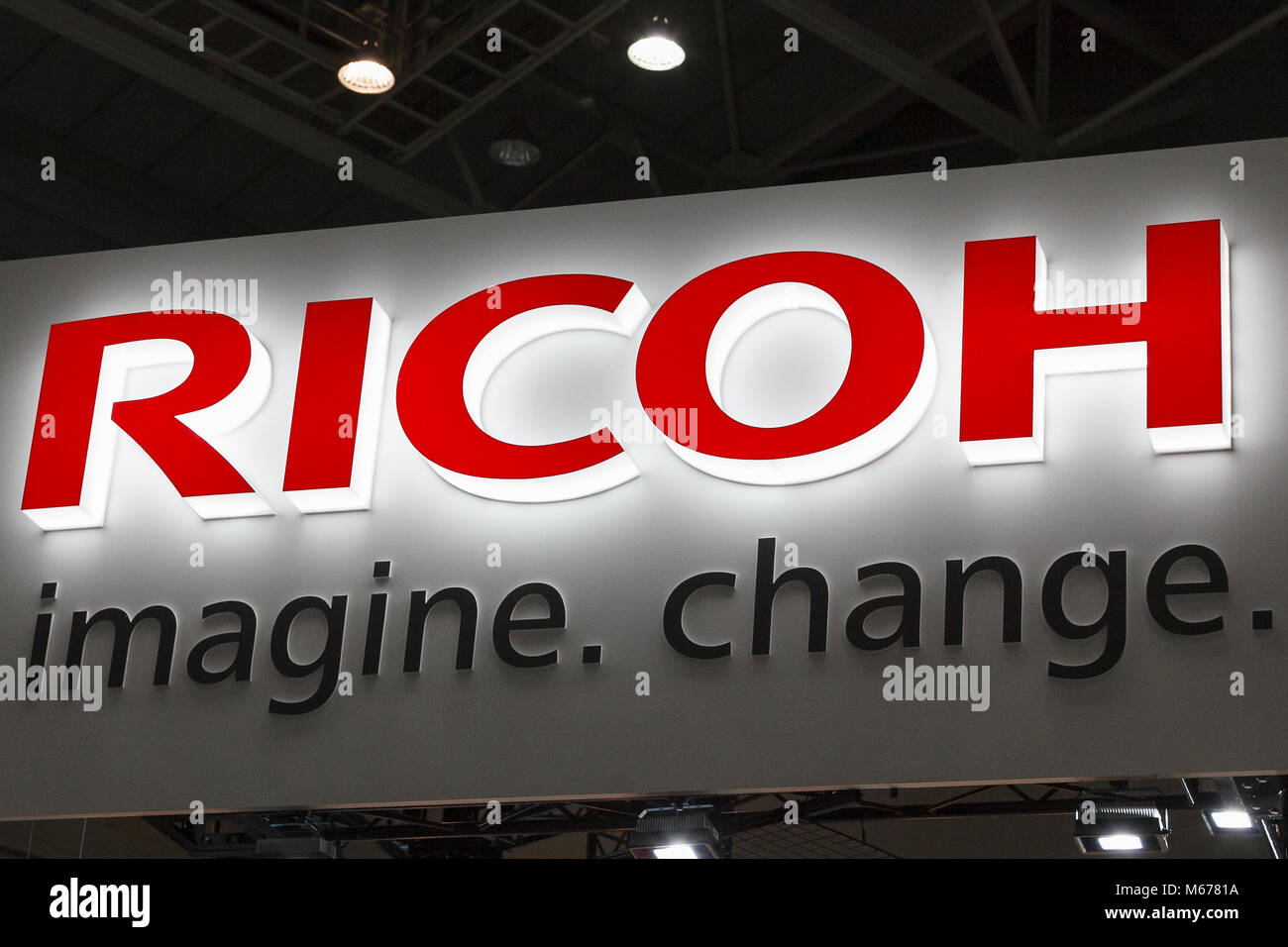 Yokohama, Japon. 1er mars 2018. Un logo Ricoh sur l'affichage à l'appareil photo et imagerie photo CP 2018 Show le 1 mars 2018, Yokohama, Japon. Le CP est la plus grande exposition de l'imagerie de l'appareil photo et photo. Cette année, 1 123 stands d'exposants et environ 70 000 visiteurs sont attendus durant les quatre jours de trade show qui se tient au Pacifico Yokohama et OSANBASHI Hall jusqu'au 4 mars. Credit : Rodrigo Reyes Marin/AFLO/Alamy Live News Banque D'Images