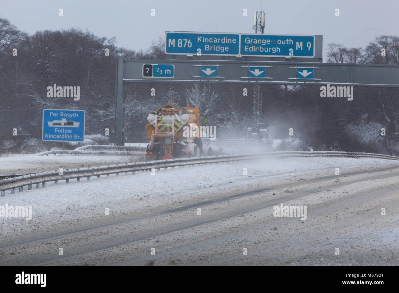 Larbert, Centre de l'Écosse. 1er mars 2018. Un chasse-neige essaye de garder le M9 à l'écart de la neige. Bête de l'Est. Crédit : Thomas Gorman/Alamy Live News Banque D'Images