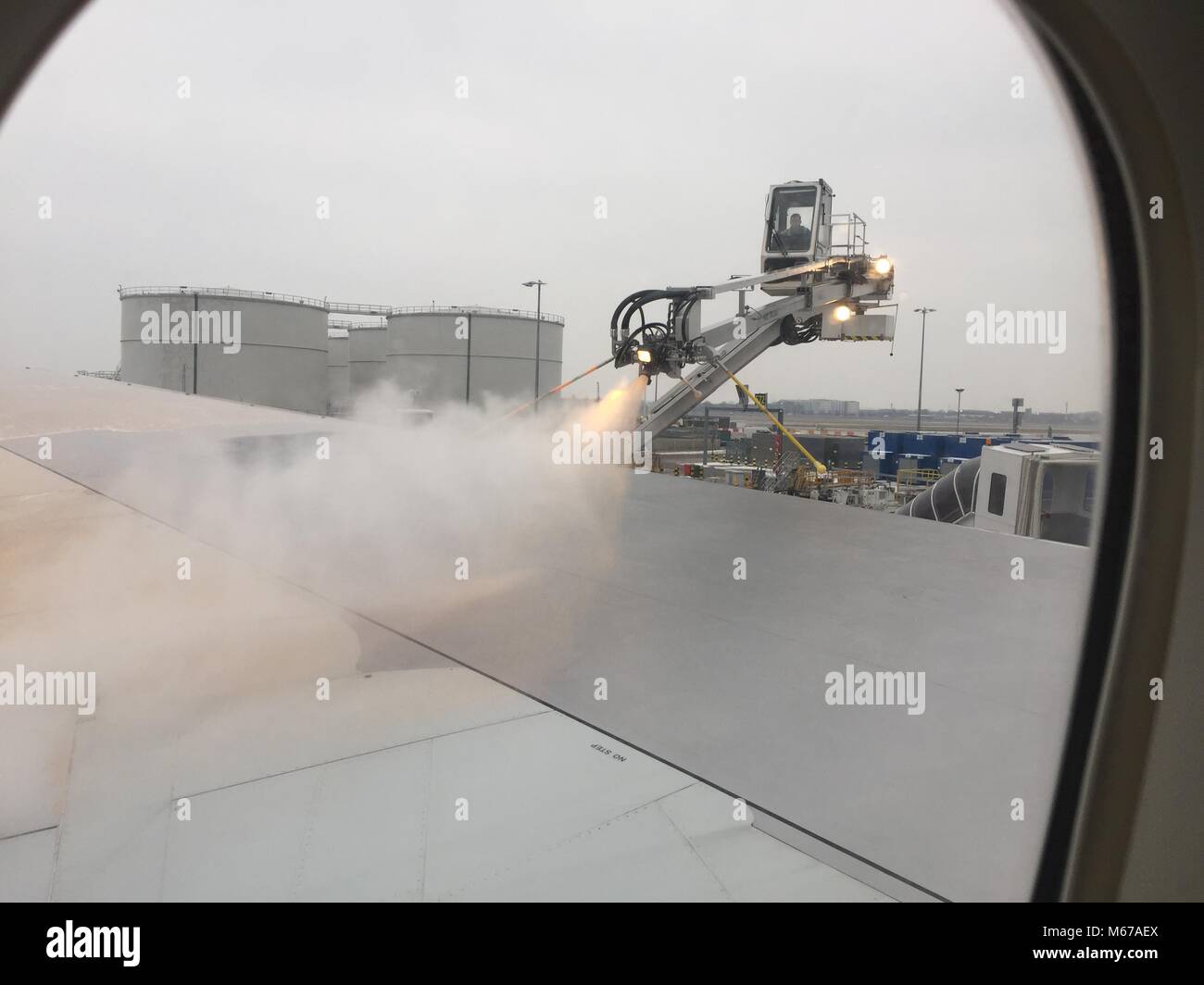 De-iceing les ailes d'avion avant le décollage en raison d'un hiver météo à Londres / # La Bête de l'Est Banque D'Images