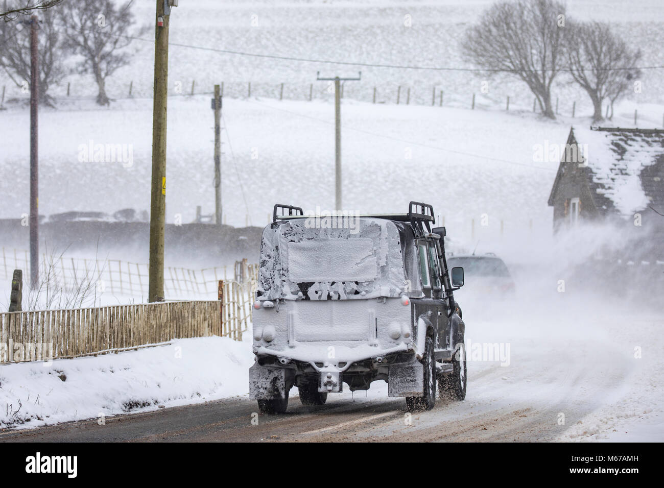 La tempête Emma et bête de la bête créé conditions routières dangereuses avec la neige du vent et de la neige soufflée dans le village rural de Bylchau dans Denbighshire coupés par les conditions météorologiques, au Pays de Galles, Royaume-Uni Banque D'Images