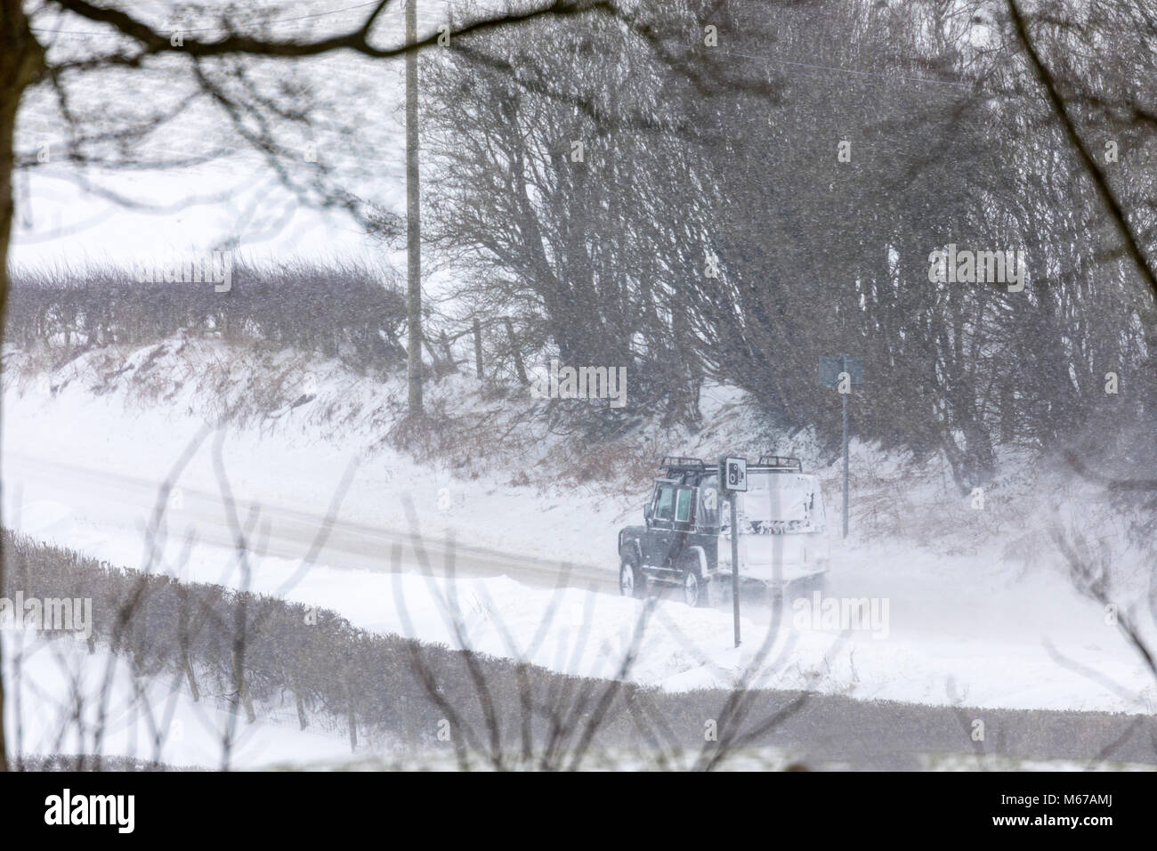 La tempête Emma et bête de la bête créé conditions routières dangereuses avec la neige du vent et de la neige soufflée dans le village rural de Bylchau dans Denbighshire coupés par les conditions météorologiques, au Pays de Galles, Royaume-Uni Banque D'Images
