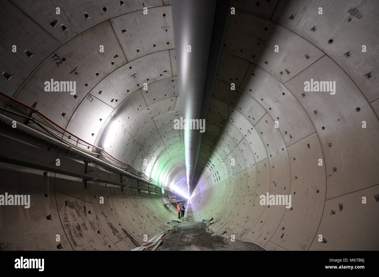 La Deutsche Bahn (chemins de fer allemands) et des membres de la presse dans l'est du tunnel à Rastatt, Allemagne, 01 mars 2018. Dommages à la nouvelle élaboration de la ligne Karlsruhe-Basel en 2017 a vu l'eau et la terre s'infiltrer dans le site. Avec les pistes de couler, une zone du tunnel a dû être fermé avec 2000 mètres cubes de ciment à l'aide d'une machine de forage. Ces butées de béton sont maintenant supprimés. Photo : Patrick Seeger/dpa Banque D'Images