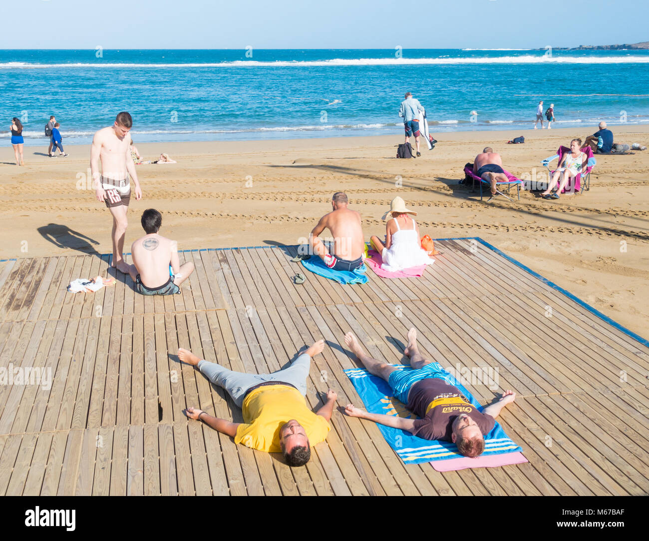Las Palmas, Gran Canaria, Îles Canaries, Espagne. 1er mars 2018. Météo : c'est comme d'habitude sur la plage de la ville de Las Palmas après la tempête Emma a le vent,la pluie, et a causé des dommages lors de son passage à l'hôtel, avant de vous diriger vers le nord jusqu'à la Grande-Bretagne d'entrer en conflit avec la "bête de l'Est'. Sur la photo : les touristes sur la plage de la ville, avec le milieu de la matinée les températures dans le milieu des années 20 celcius. Les Canaries sont une destination populaire pour beaucoup de soleil d'hiver à partir du Royaume-Uni. Credit : ALAN DAWSON/Alamy Live News Banque D'Images