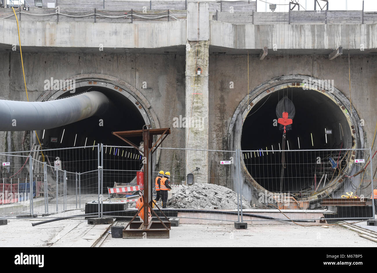 Rastatt, Allemagne. 06Th Mar, 2018. Les travailleurs de la construction, debout devant le train tunnel à Rastatt, Allemagne, 01 mars 2018. Dommages à la nouvelle élaboration de la ligne Karlsruhe-Basel en 2017 a vu l'eau et la terre s'infiltrer dans le site. Avec les pistes de couler, une zone du tunnel a dû être fermé avec 2000 mètres cubes de ciment à l'aide d'une machine de forage. Ces butées de béton sont maintenant supprimés. Crédit : Patrick Seeger/dpa/Alamy Live News Banque D'Images