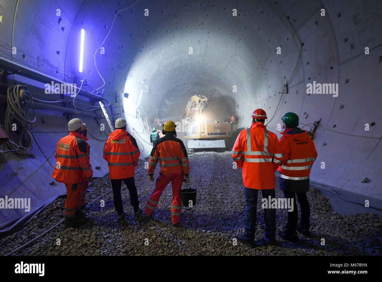 Rastatt, Allemagne. 06Th Mar, 2018. Un creuseur de labourer son chemin à travers le béton et l'acier à Rastatt, Allemagne, 01 mars 2018. Les travailleurs de la construction observer l'action de loin. Dommages à la nouvelle élaboration de la ligne Karlsruhe-Basel en 2017 a vu l'eau et la terre s'infiltrer dans le site. Avec les pistes de couler, une zone du tunnel a dû être fermé avec 2000 mètres cubes de ciment à l'aide d'une machine de forage. Ces butées de béton sont maintenant supprimés. Crédit : Patrick Seeger/dpa/Alamy Live News Banque D'Images