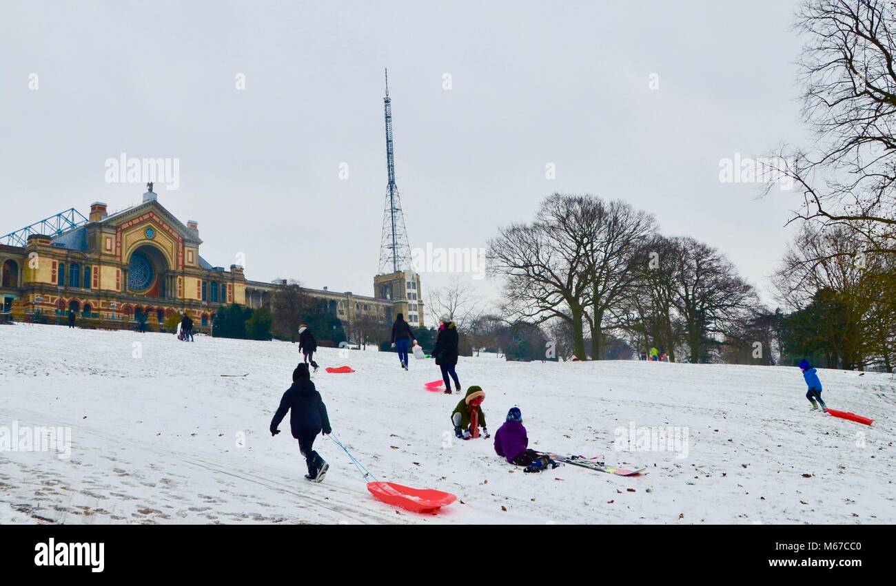 Londres, Royaume-Uni. 28 Février, 2018. Météo France : certains enfants jouer dans la neige, à l'Alexandra Palace, Londres UK, comme certaines écoles sont fermées en raison de la météo le 1er mars 2018 Crédit : Simon leigh/Alamy Live News Banque D'Images