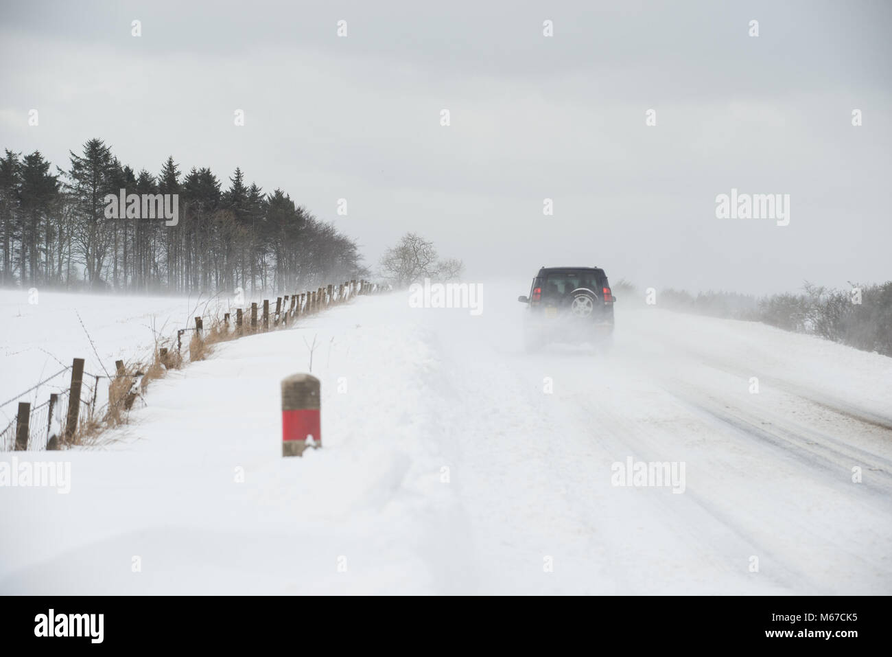 L'Aberdeenshire. 1er mars 2018. Météo France : Le trafic sur l'A947 près de white de négociation à l'accumulation de neige près de l'Aberdeenshire, Ecosse Oldmeldrum. Crédit : Paul Glendell/Alamy Live News Banque D'Images