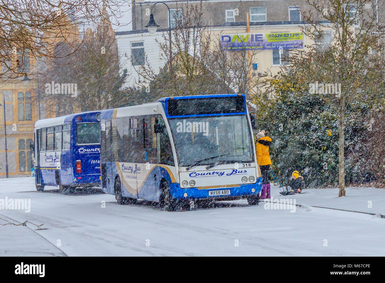 Femme et enfant se détourna de bus comme parties de Devon s'arrêter que Storm Emma arrive à être satisfaits par l'air froid de la bête de l'Est, causant de lourdes chutes de neige et un avertissement météo rouge à Newton Abbot, Devon, UK. Credit : JHNews / Alamy Live News Banque D'Images