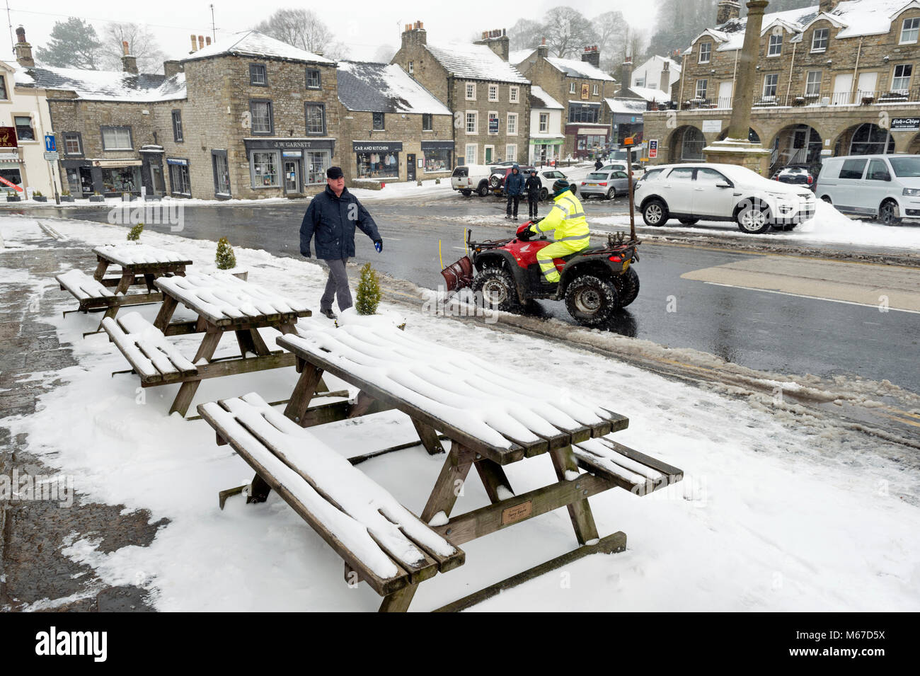 Régler, Yorkshire du Nord. 1er mars 2018. Météo France : la neige, le froid extrême et de forts vents qui descendent sur le North Yorkshire ville de marché de s'installer. Le sablage et le dégagement de la neige dans le centre-ville. Crédit : John Bentley/Alamy Live News Banque D'Images