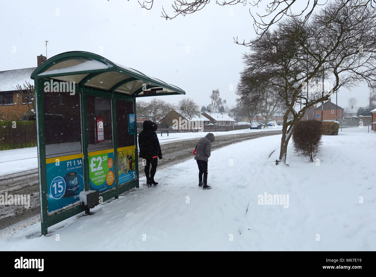 En attente d'un bus dans la neige Banque D'Images