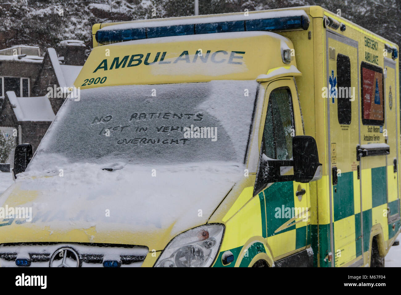 Devon, Royaume-Uni. 1er mars 2018. Ambulance Service rassure le public, alors que leur véhicule est stationné sur le côté de la route alors que Storm Emma arrive à être satisfaits par l'air froid de la bête de l'Est, causant de lourdes chutes de neige et les alertes météorologiques à Torbay Torquay, Devon, UK,. Credit : JHNews / Alamy Live News Banque D'Images