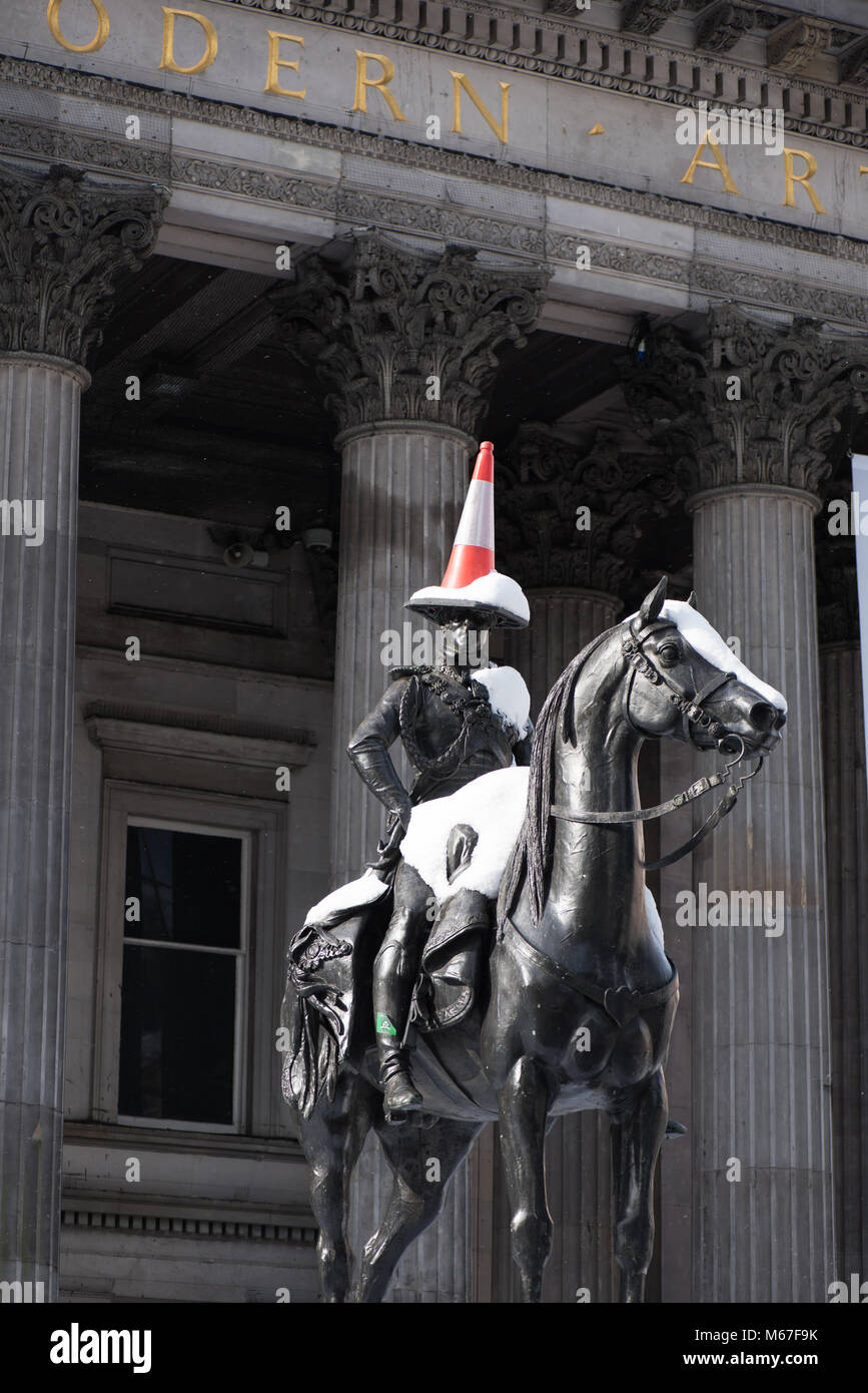 Glasgow, Ecosse, Royaume-Uni. 1er mars 2018. La neige sur la Statue du duc de Wellington dans le centre-ville de Glasgow comme bête de l'Est du système météo hits Crédit : Tony Clerkson/Alamy Live News Banque D'Images