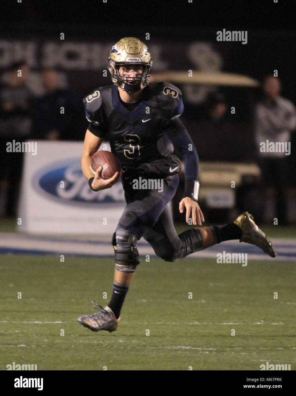 Le 28 novembre 2014, Norwalk CA.Quarterback Josh Rosen jouant dans High School en Californie en séries Football entre Long Beach Poly vs St Jean Bosco Braves à Cerritos College le 28 novembre 2014. (Photo par Jevone Moore) Banque D'Images