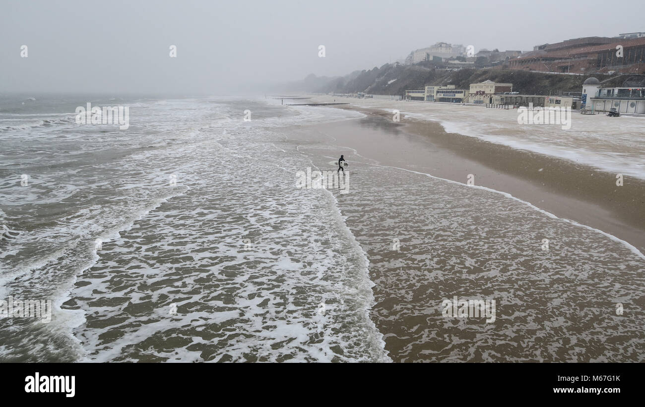 Surfeur des Neiges - La plage de Bournemouth 01 Mars 2018 Banque D'Images