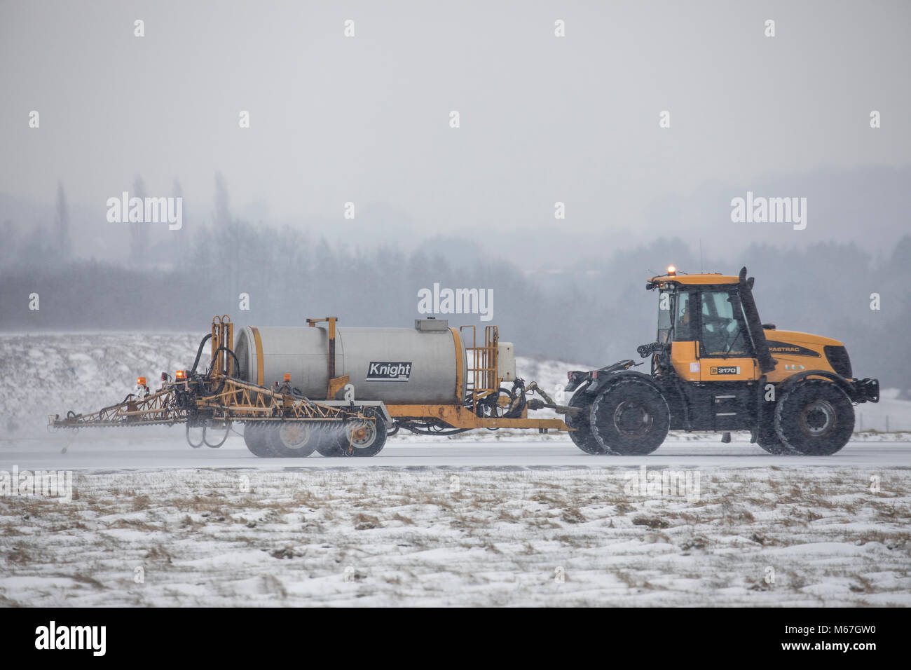 Luton, lits, UK. 1er mars 2018. La piste est dégivré pour permettre aux avions d'écarter l'aéroport de Londres Luton que Storm Emma continue à rassembler les blizzards et des troubles partout au Royaume-Uni. Credit : Nick Whittle/Alamy Live News Banque D'Images