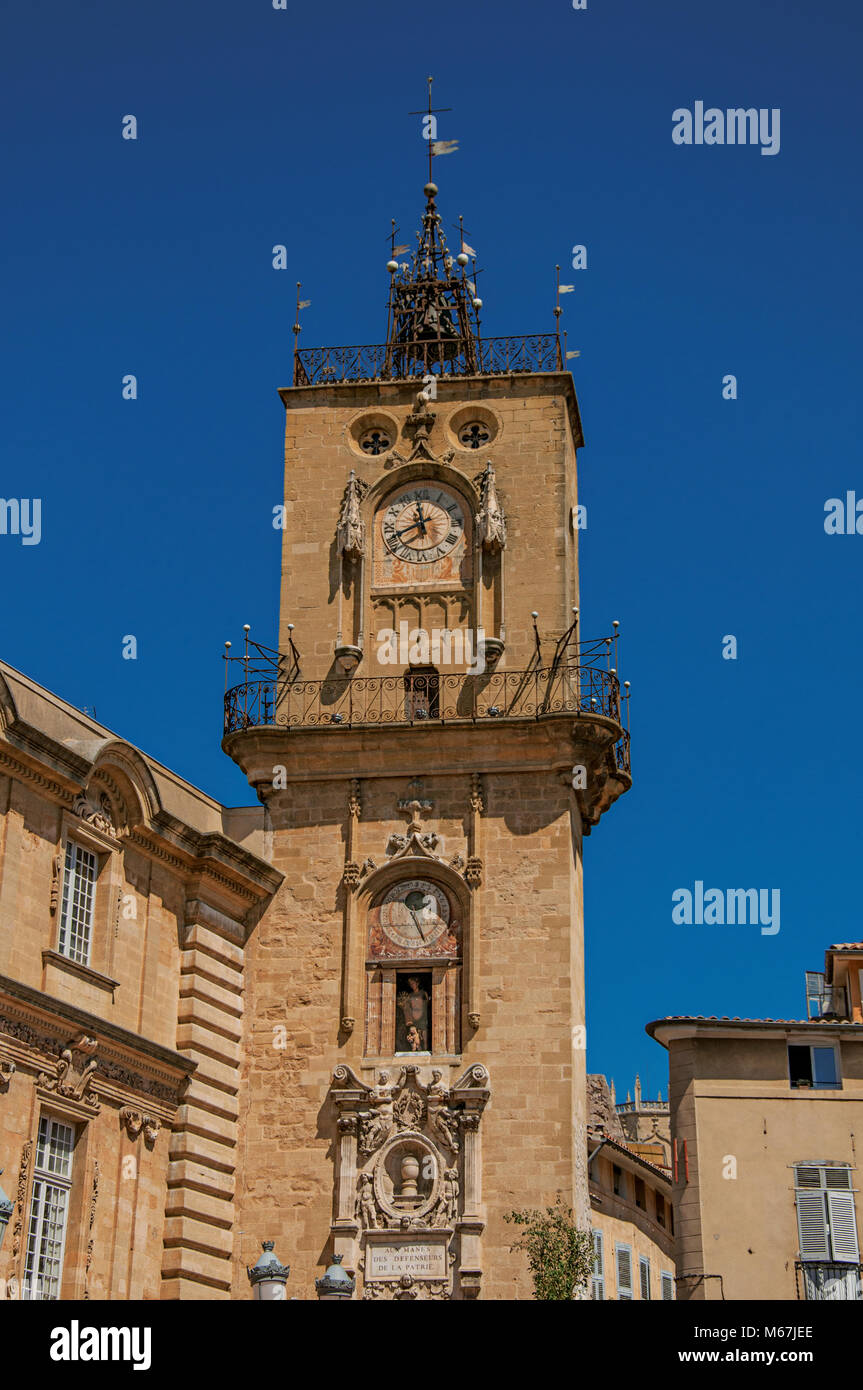 Tour de l'horloge avec ciel bleu ensoleillé à Aix-en-Provence, une ville animée dans la campagne française. Situé dans la région de la Provence, dans le sud-est de la France. Banque D'Images
