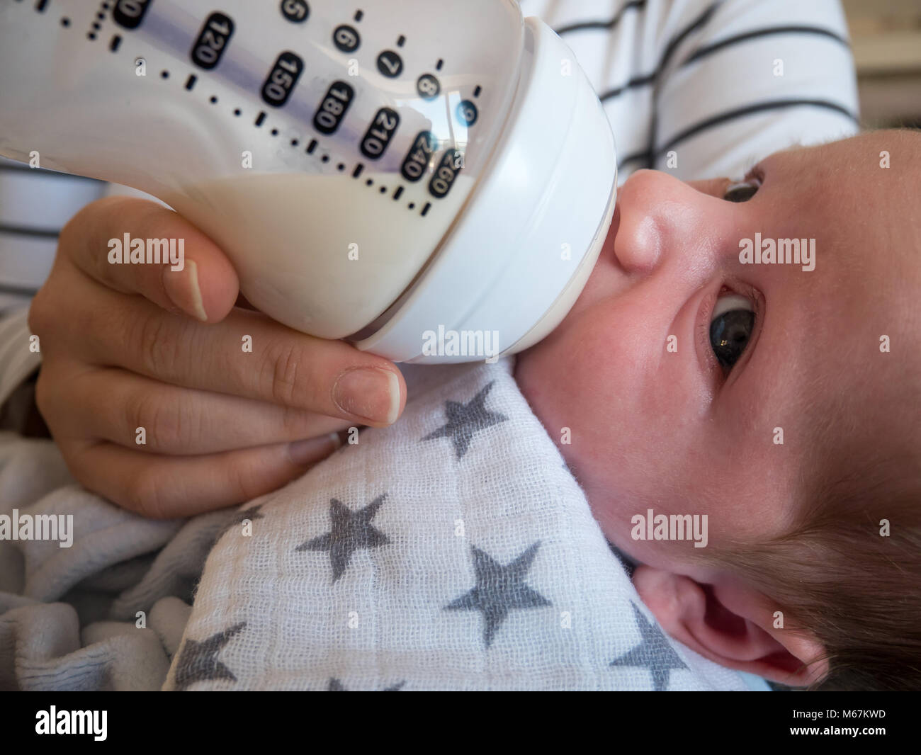 Cute baby boy eating le lait de la bouteille close up Banque D'Images