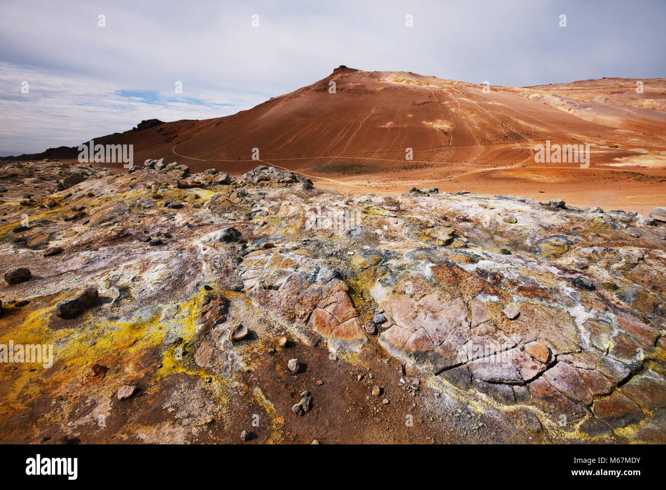 Des piscines de boue bouillante dans un paysage de l'énergie géothermique en Islande Banque D'Images