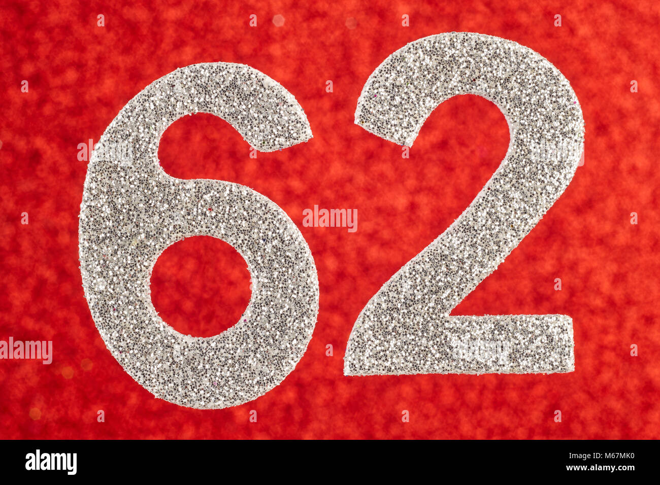 Nombre soixante-deux d'argent couleur sur un fond rouge. Anniversaire. L'horizontale Banque D'Images